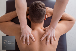 Een man zijn schouders worden gemasseerd - Massage voor mannen