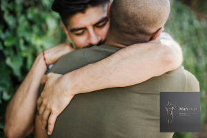 Twee mannen geven elkaar een hug - Mag ik de masseur aanraken