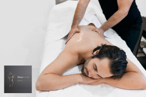 Een man krijgt een rugmassage van een man - Massage voor mannen